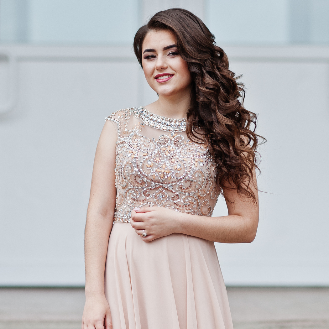 Modne fryzury na bal ósmoklasisty 2024 – od loków po upięcia. Sprawdzą się też na inne ważne okazje